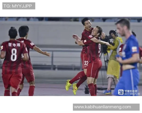 深圳与上港激战正酣比分悬念不断球迷热情高涨期待精彩瞬间